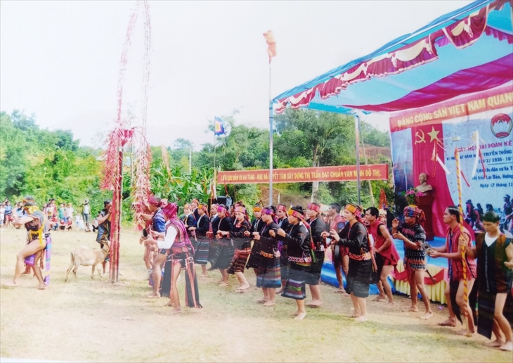 Các thành viên CLB cồng chiêng thị trấn Lao Bảo biểu diễn trong Ngày hội đại đoàn kết toàn dân tộc tại địa phương (ảnh chụp trước ngày 27-4-2021). Ảnh: Nguyễn Thành Phú
