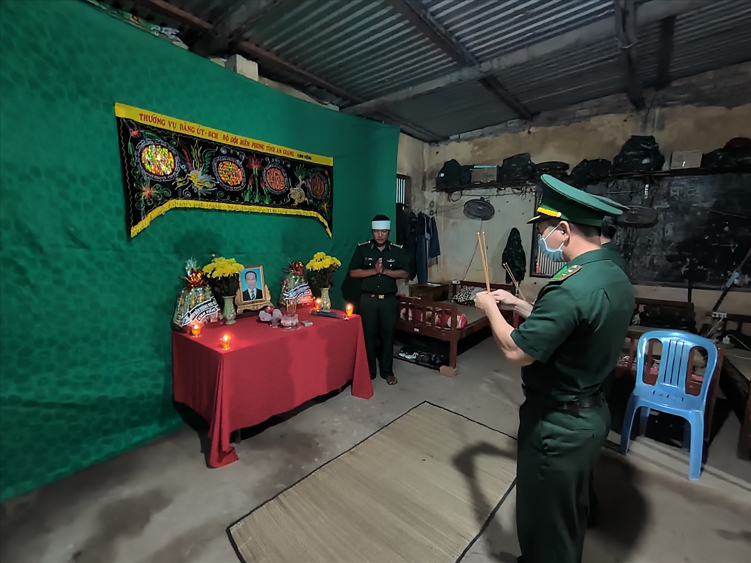 Hình ảnh xúc động Đại úy Diệp Sơn Đông trước bàn thờ bái vọng ở nơi biên giới xa xôi