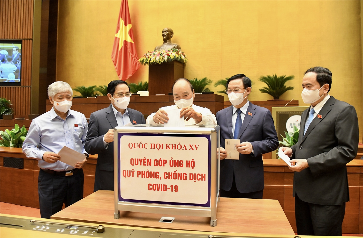 Các đồng chí Lãnh đạo Đảng, Quốc hội, Chính phủ, Mặt trận Tổ quốc Việt Nam ủng hộ Quỹ vắc xin phòng, chống Covid -19 tại Hội trường Quốc hội