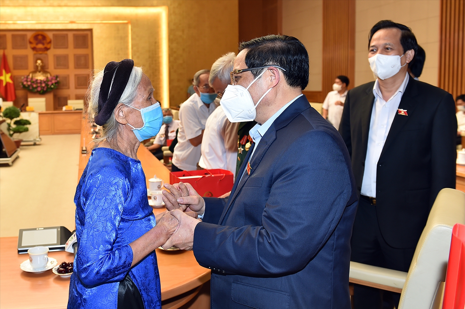 Thủ tướng Phạm Minh Chính cùng các đại biểu dự cuộc gặp mặt. - Ảnh: VGP/Nhật Bắc