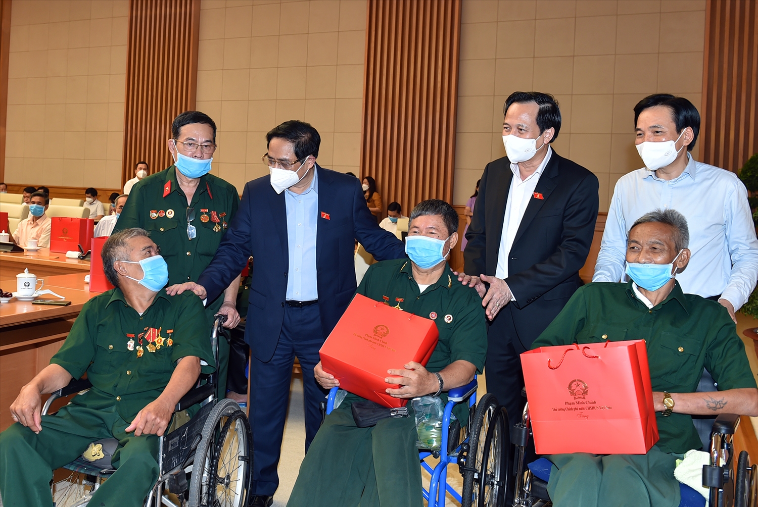 Thủ tướng Chính phủ Phạm Minh Chính cùng các đại biểu và các thương binh dự buổi gặp mặt - Ảnh: VGP/Nhật Bắc