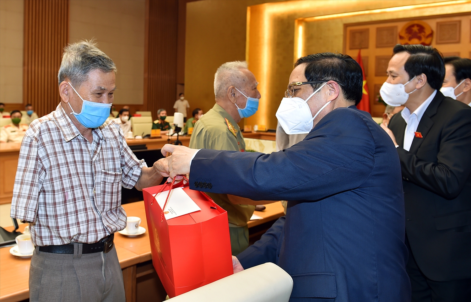 Thủ tướng Phạm Minh Chính tặng quà tri ân các đại biểu - Ảnh: VGP/Nhật Bắc