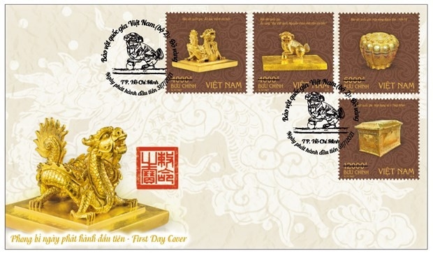 Phong bì hình bộ tem về bảo vật Quốc gia đúc vàng. (Ảnh: Công ty Tem Việt Nam)