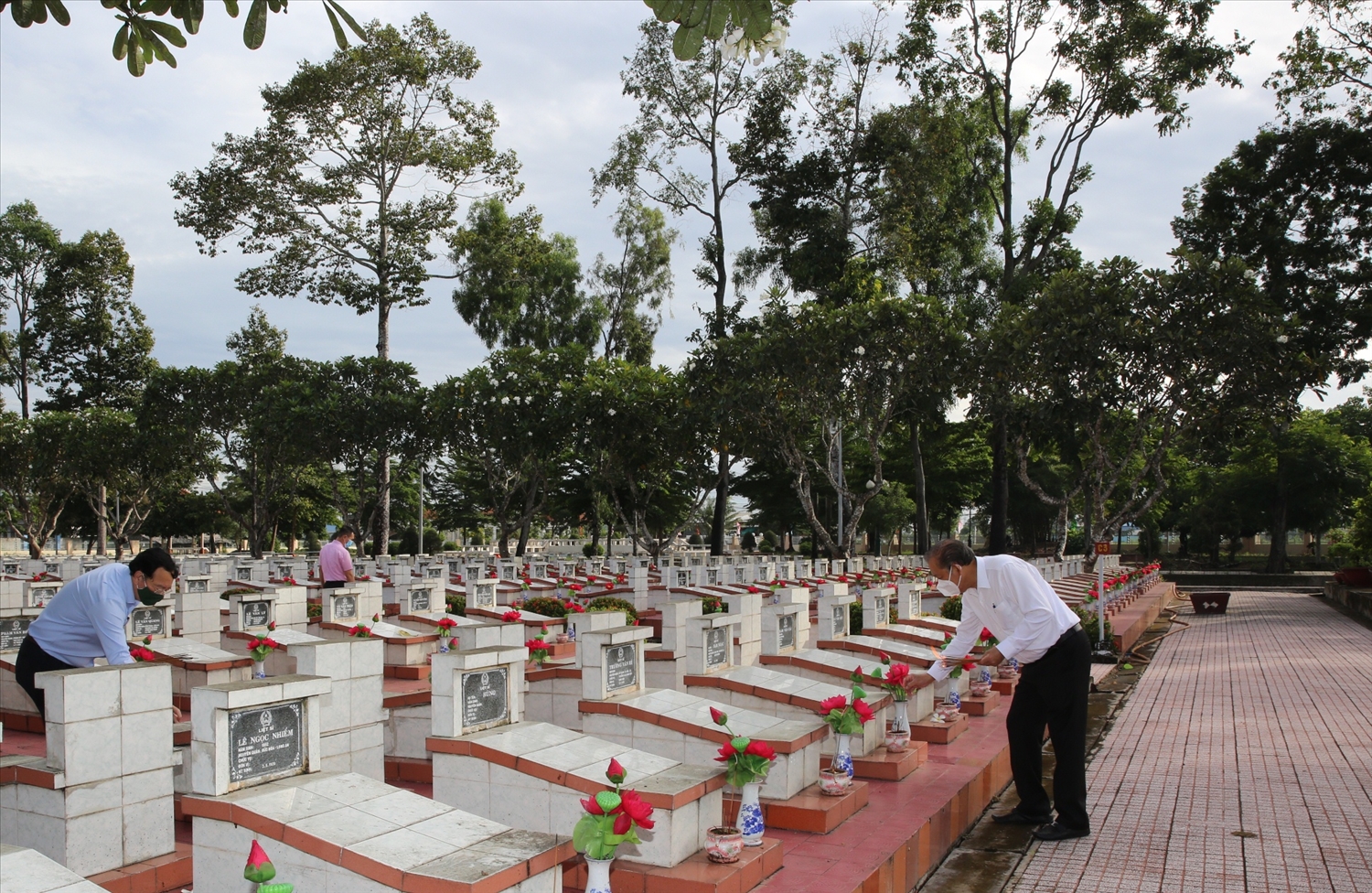Phó Thủ tướng Trương Hòa Bình và các đại biểu thắm hương tại phần mộ các liệt sĩ. Ảnh: VGP/Mạnh Hùng