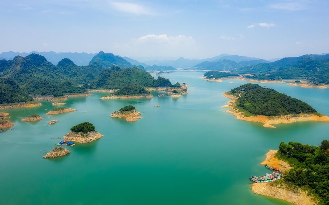 Huyện Đà Bắc có cảnh quan hồ Thủy điện Hòa Bình đẹp như một Hạ Long trên cạn