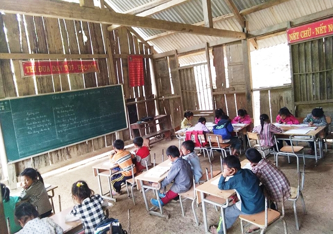 Huyện vùng cao Điện Biên Đông hiện còn khoảng 42,1% lớp học bán kiên cố, lớp tạm và lớp mượn 