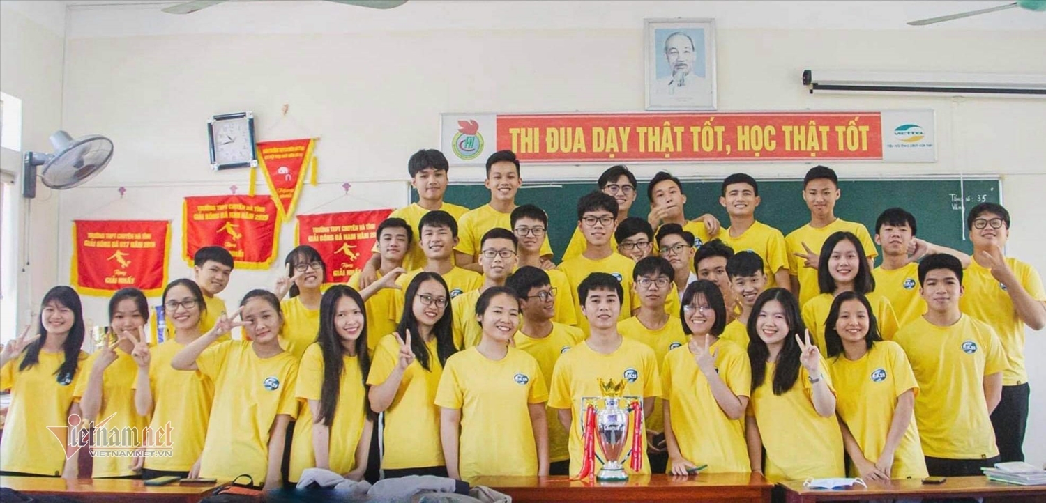 Kim Anh (hàng đầu, thứ tư từ trái qua) cùng các thành viên lớp 12 Toán 1 Trường THPT Chuyên Hà Tĩnh.