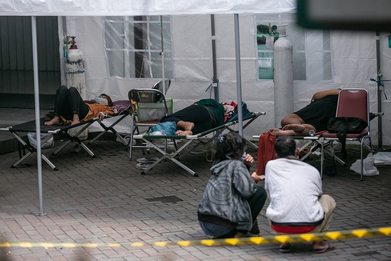 Bệnh nhân ngủ trong lều cấp cứu tại bệnh viện ở Sleman, Yogyakarta, Indonesia ngày 4/7. Ảnh: The Jakarta Post