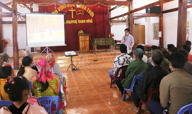 Trưởng nhóm đạo Tin lành Giàng Xín Lử tích cực tuyên truyền về dịch Covid-19 cho các tín đồ trong những buổi sinh hoạt đạo tại khu nhà nguyện của thôn Giáp Trung. Ảnh Kim Nhượng