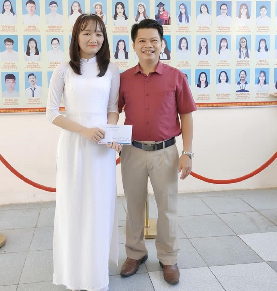 Thủ khoa toàn quốc Võ Thị Kim Anh chụp cùng thầy giáo. Ảnh: BKTĐT