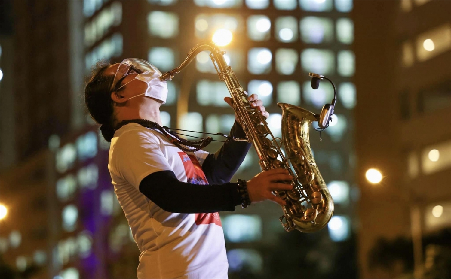 Nghệ sĩ Trần Mạnh Tuấn hoa mình trong tiếng kèn Saxophone với ca khúc Quê hương tại sân bệnh viện dã chiến.