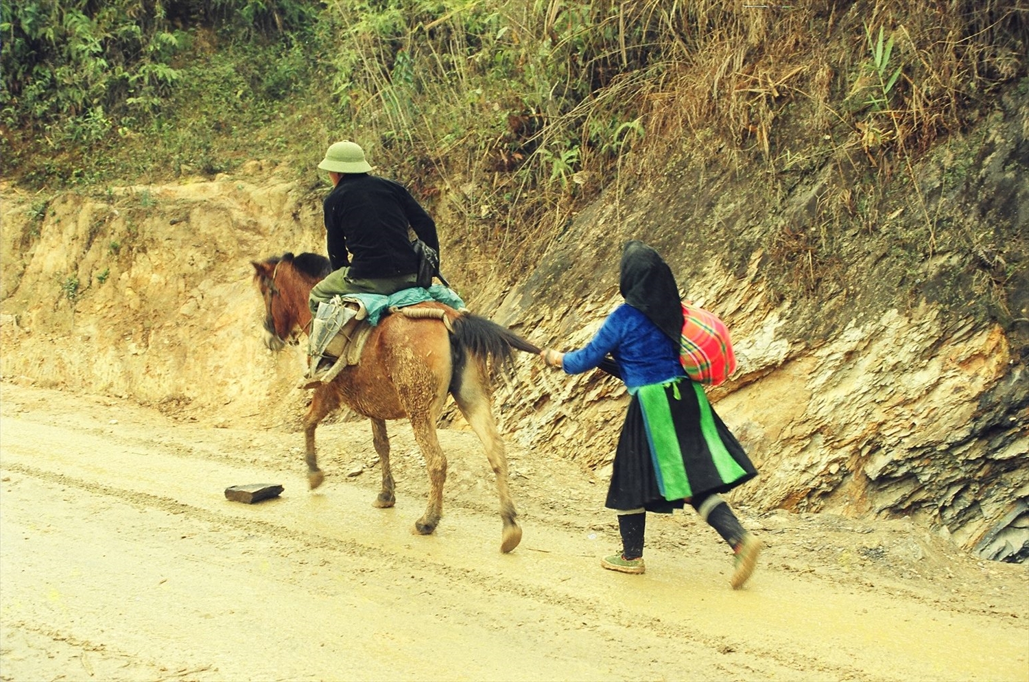 Cặp vợ chồng người Mông vùng Cao nguyên đá Hà Giang từ chợ phiên trở về nhà 