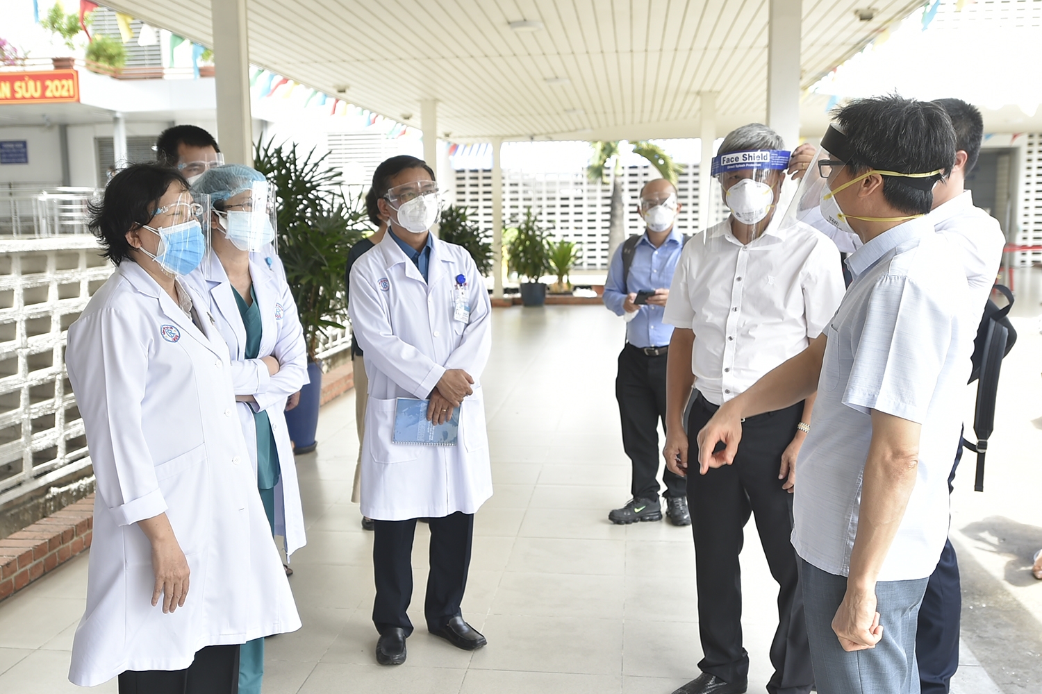 Phó Thủ tướng Vũ Đức Đam trao đổi với các bác sĩ BV Chợ Rẫy về công tác điều trị bệnh nhân COVID-19 nặng, nguy kịch. Ảnh: VGP/Đình Nam