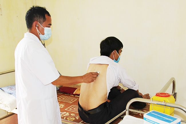 Cán bộ Trạm Y tế xã Co Mạ khám bệnh cho người dân