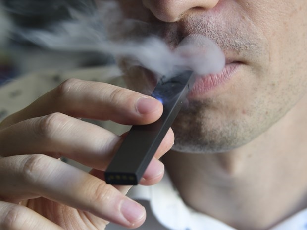 Các loại thuốc lá điện tử hoặc các thiết bị tương tự đều nguy hiểm đối với sức khỏe người sử dụng và cần phải được kiểm soát. Ảnh minh họa: TTXVN 