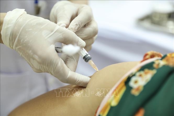 Nhân viên y tế tiêm thử nghiệm vaccine Nano Covax cho tình nguyện viên. Ảnh: Minh Quyết/TTXVN