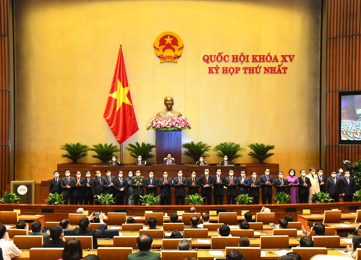 Thủ tướng Chính phủ Phạm Minh Chính, Phó Thủ tướng và các thành viên Chính phủ ra mắt Quốc hội