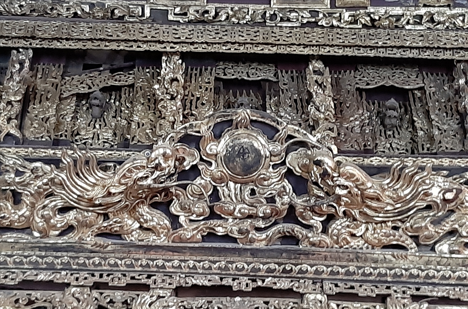 Cửa võng đình Thổ Hà được chạm khắc hình rồng vô cùng tinh xảo