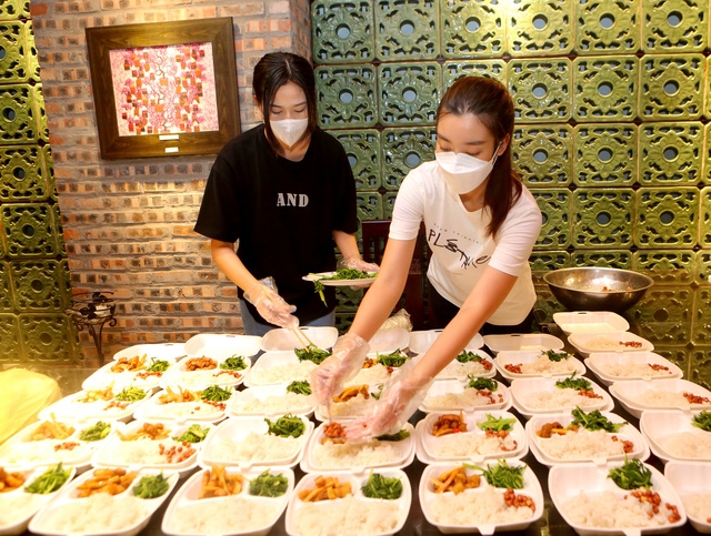 Ba Hoa hậu Đỗ Hà, Mỹ Linh, Thùy Linh mặc đồ bảo hộ phát cơm cho người nghèo 2