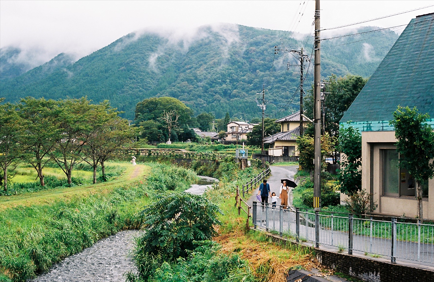 Khung cảnh có nét gần gũi như làng quê nông thôn miền núi ở Việt Nam