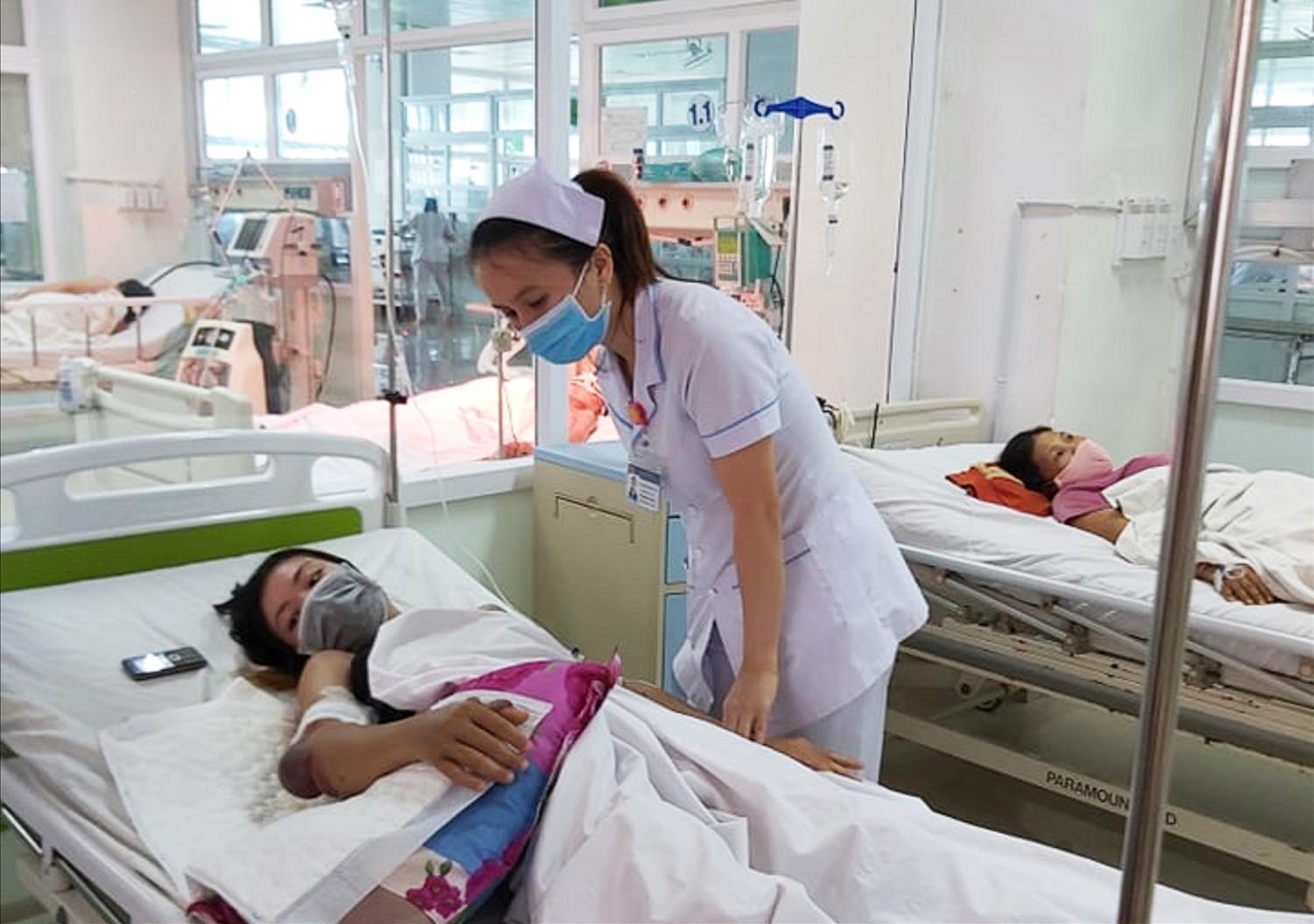 Chị H’Ka Ba Niê đang điều trị tại Bệnh viện Đa khoa vùng Tây Nguyên vì bị rắn cắn