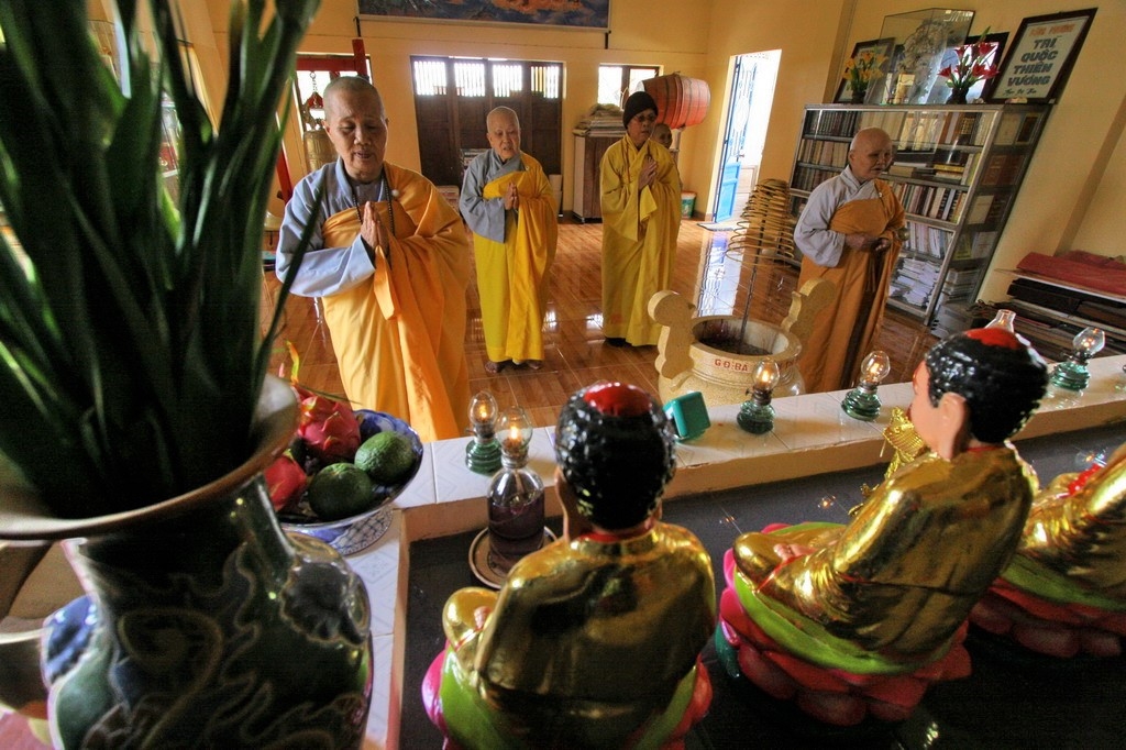 Các vị sư nữ tại làng chùa trong một buổi lễ Phật