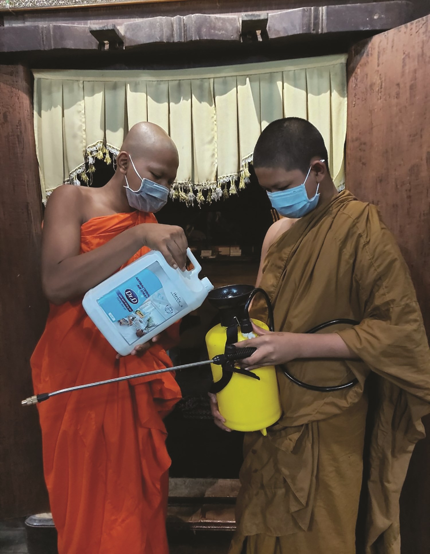  Sư sãi ở chùa Seray Kandal xịt dung dịch khử khuẩn phòng, chống Covid-19