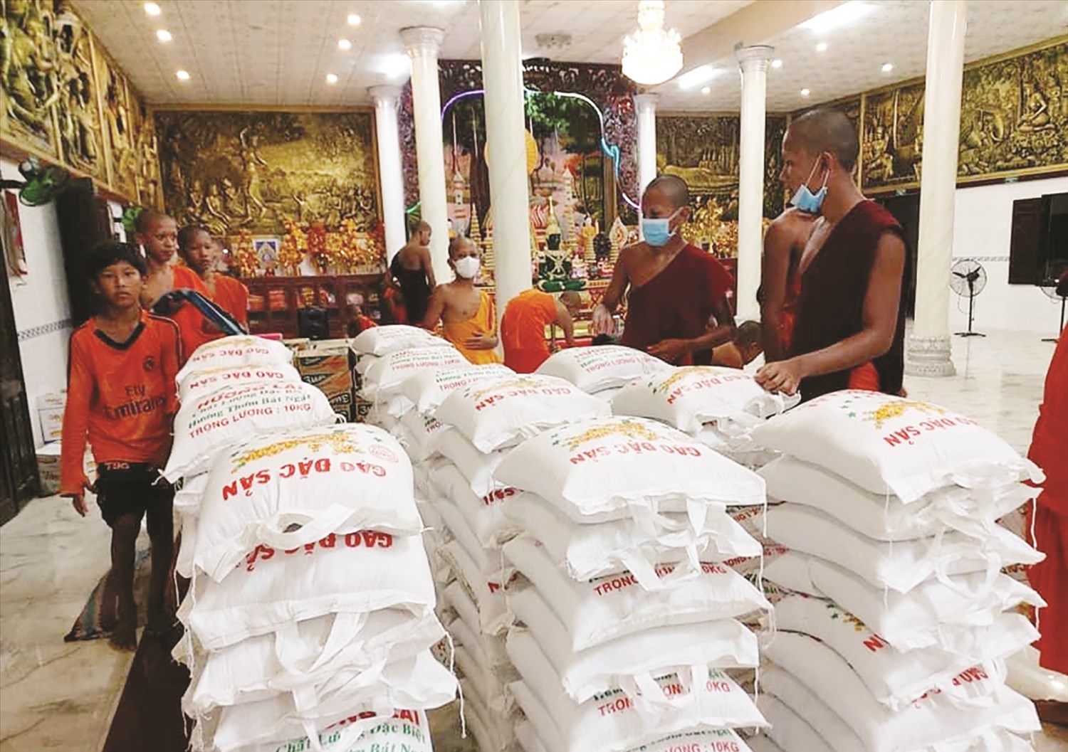 Ban Quản trị chùa Seray Kandal chuẩn bị thực phẩm hỗ trợ các gia đình khó khăn trong khu cách ly