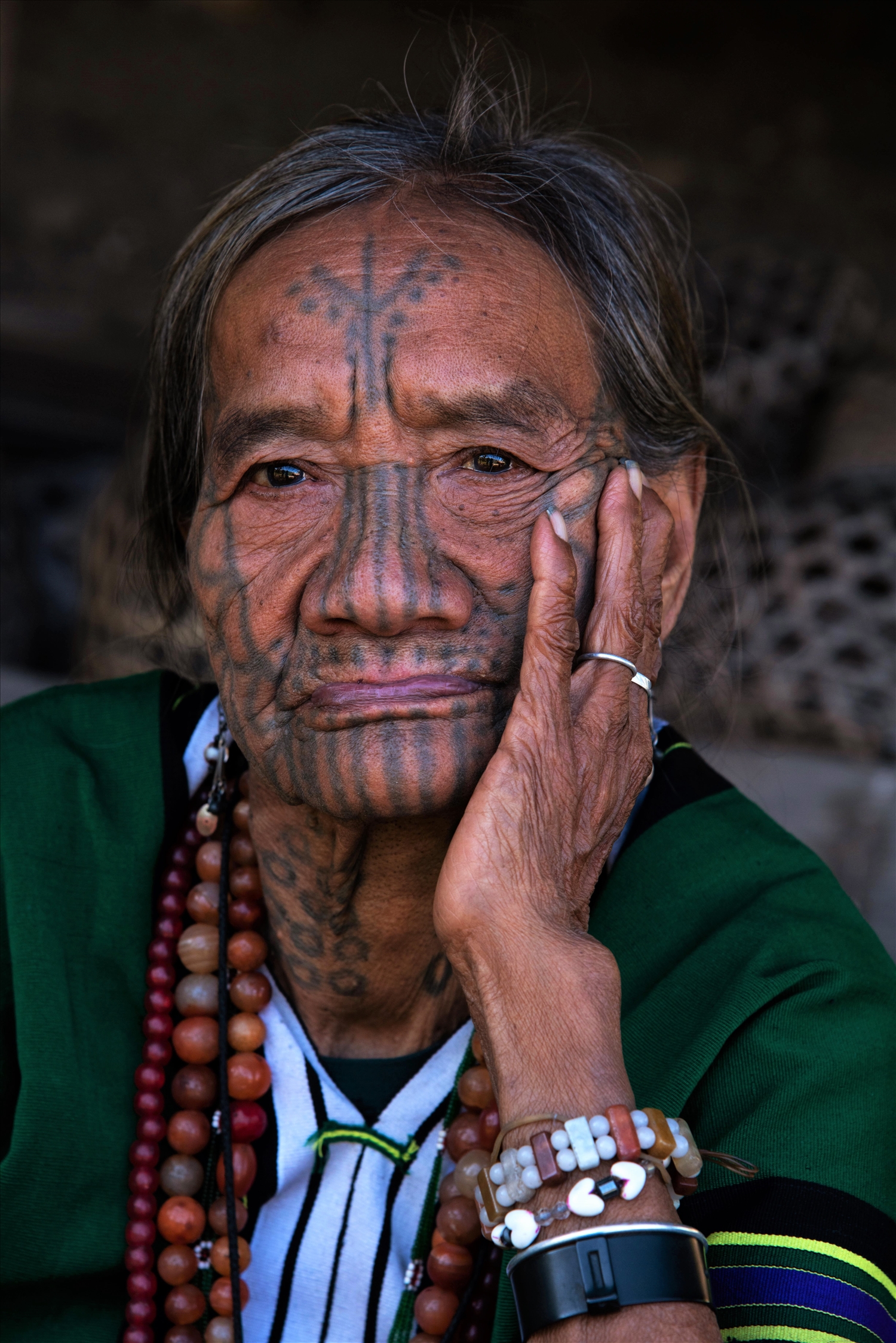 Cụ bà dân tộc Chin ở Myanmar với hình xăm trên gương mặt (Ảnh: Tấn Vịnh)