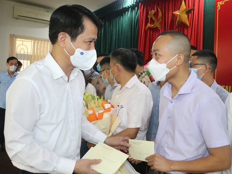 Lãnh đạo tỉnh Thanh Hóa tặng quà cho cán bộ, y bác sỹ lên đường giúp TP. Hồ Chí Minh và tỉnh Bình Dương phòng, chống dịch Covid -19