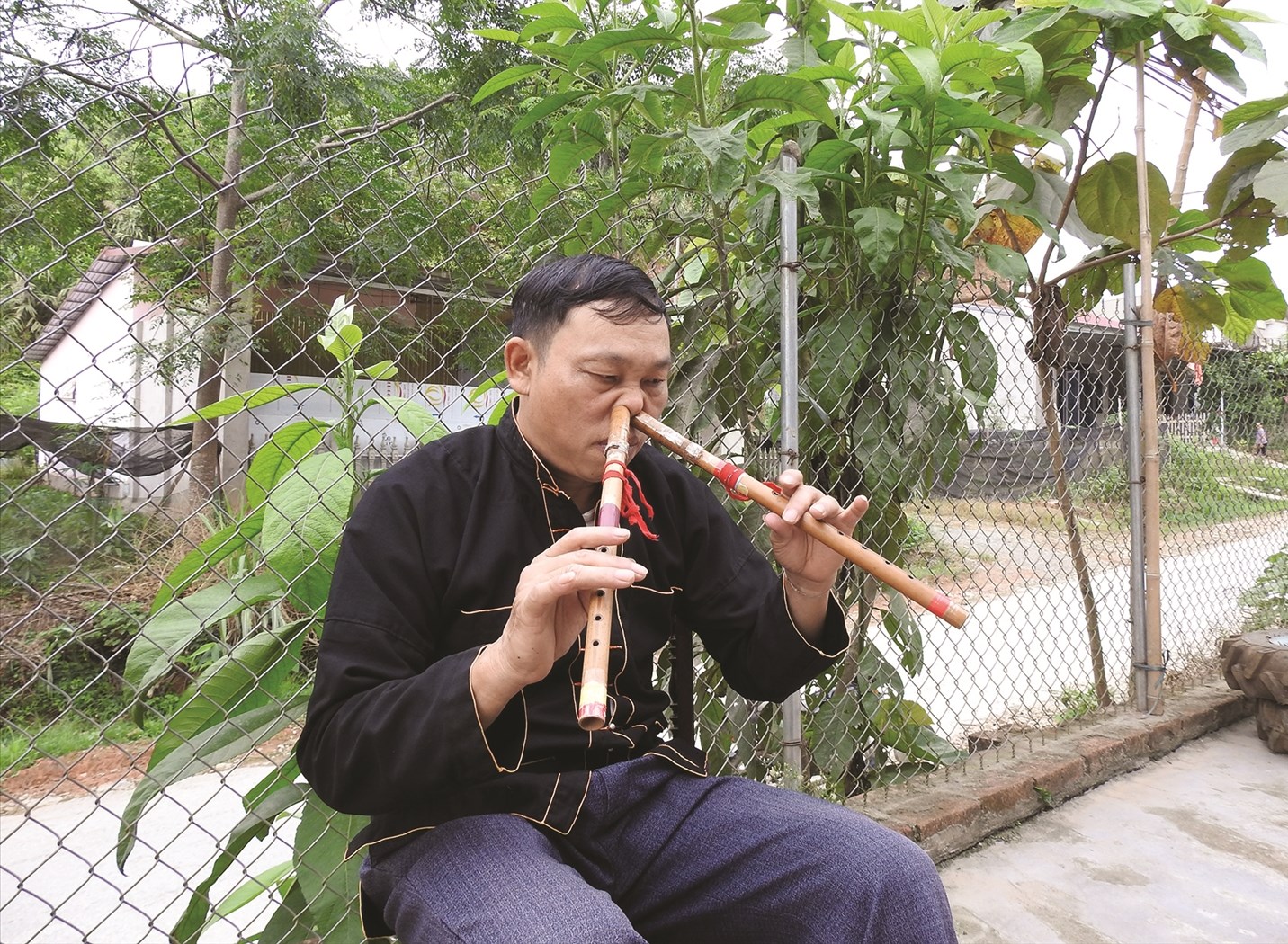 Nghệ nhân Ưu tú Đặng Nho Vượng biểu diễn thổi sáo “tôm ông dạt” bằng mũi