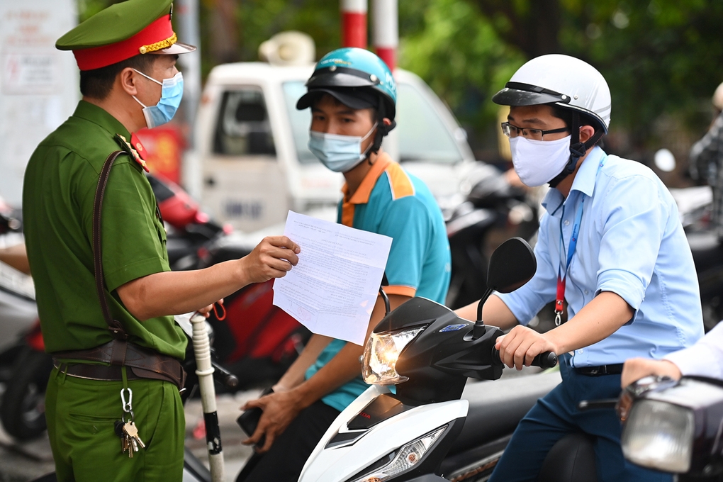 Lực lượng công an kiểm tra giấy tờ cá nhân của người tham gia giao thông trên phố Phạm Ngọc Thạch, ngày 28/7. Ảnh: Giang Huy.