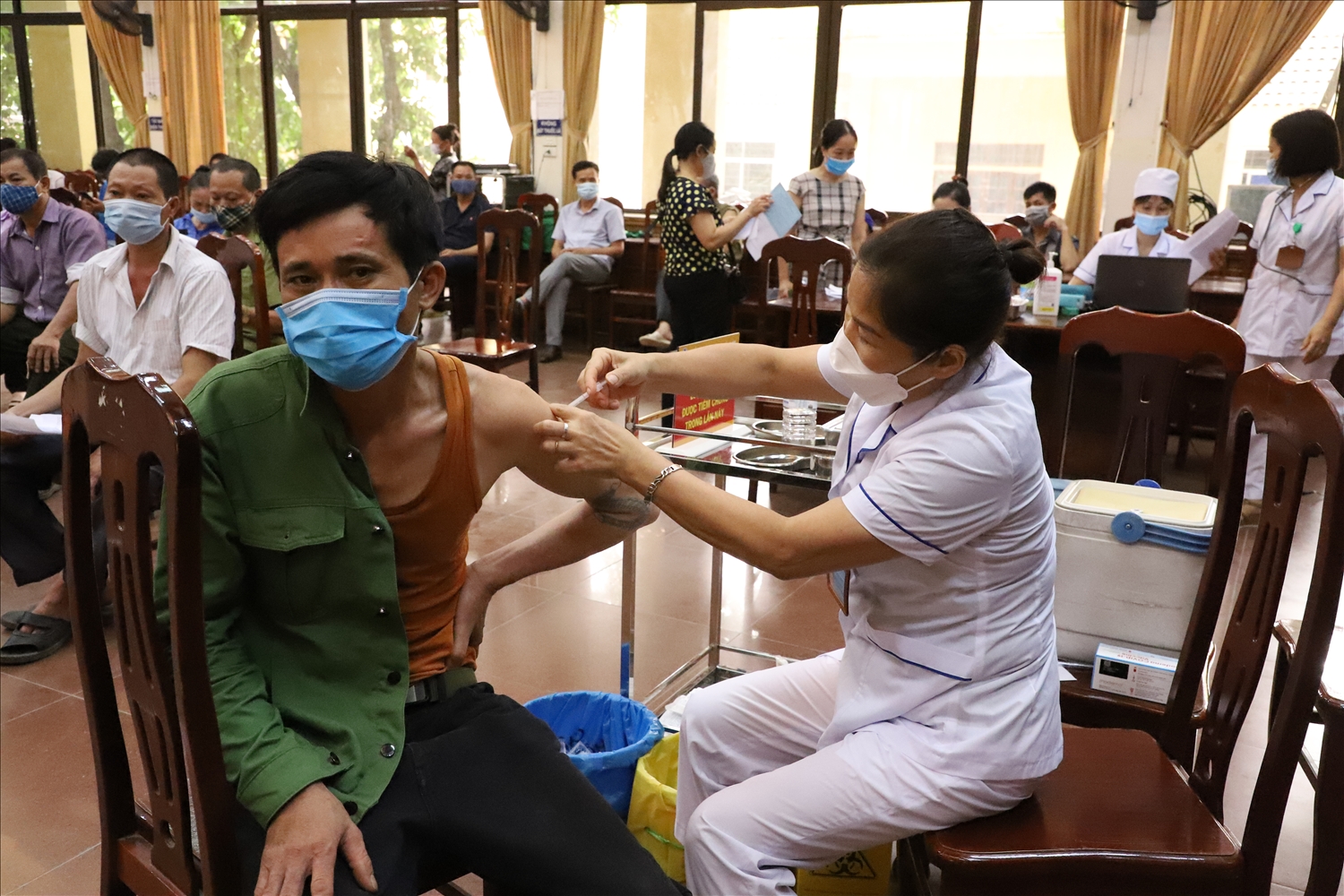 Lực lượng y tế tiêm vắc xin phòng chống Covid -19 cho người dân trên địa bàn TP. Hà Nội