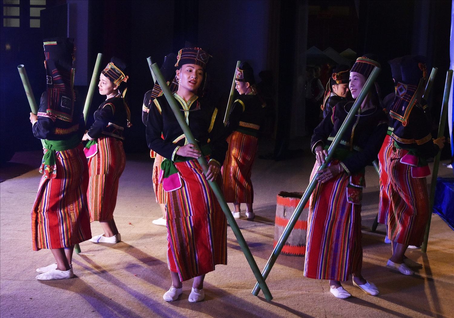 Vũ điệu múa của người Cống Lai Châu chụp trước ngày bùng phát đợt dịch thứ tư (Ảnh Tấn Vịnh)