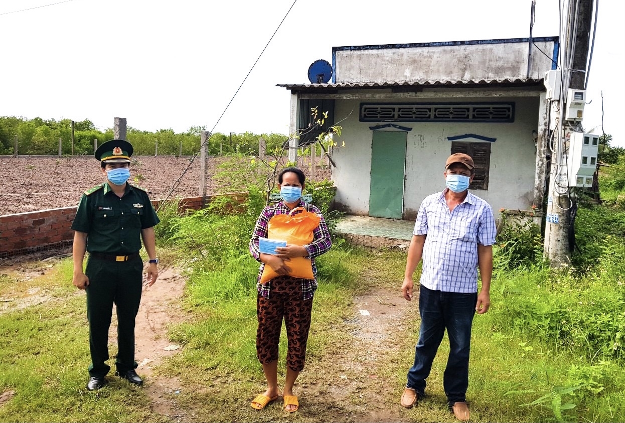 Bộ đội Biên phòng Sóc Trăng tặng quà cho các gia đình Khmer nghèo bị ảnh hưởng bởi dịch Covid-19 ở xã Lai Hòa, TX. Vĩnh Châu