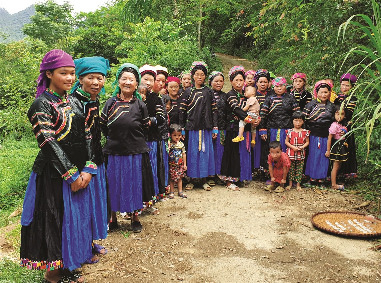 Phụ nữ người Pu Péo nổi bật trong trang phục truyền thống