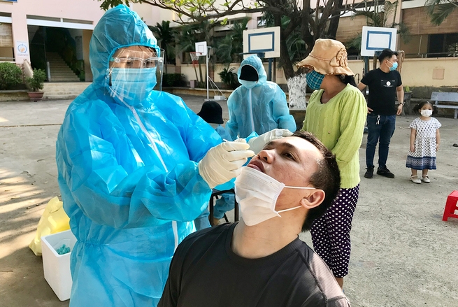 Cán bộ y tế lấy mẫu xét nghiệm người dân phường Đoàn Kết, thị xã Ayun Pa