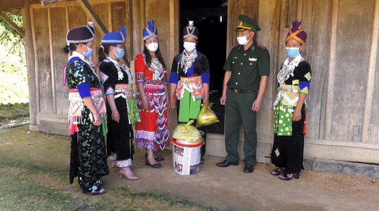 Phụ nữ bản Huồi Viêng, xã Đoọc Mạy, huyện Kỳ Sơn cùng cán bộ Biên phòng tặng gạo cho hội viên nghèo