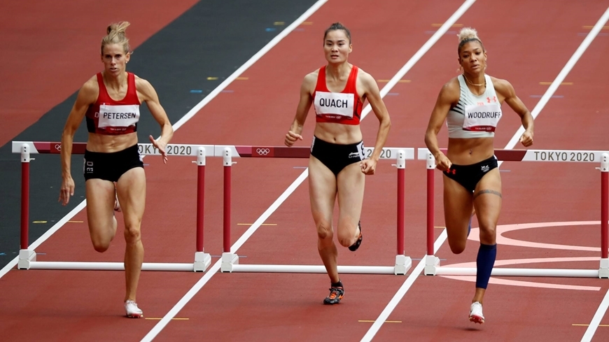Quách Thị Lan (giữa) vào bán kết Olympic nội dung chạy 400m vượt rào nữ. Ảnh: Reuters 