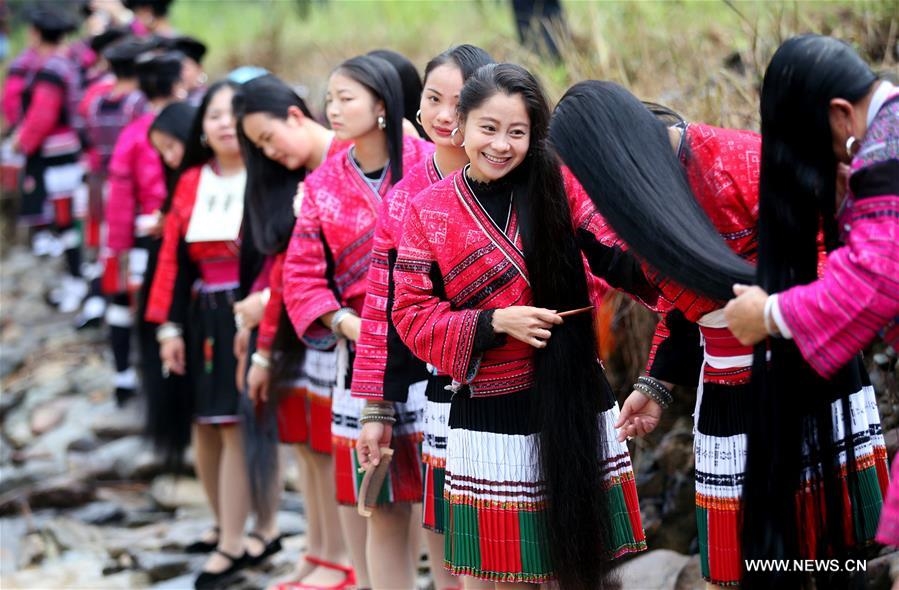 Những cô gái người Dao Đỏ ở làng Hoàng Lạc (Trung Quốc) có mái tóc dài tới gót chân