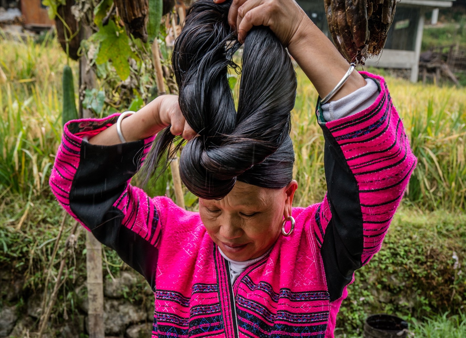  Phụ nữ lớn tuổi ở làng Hoàng Lạc rất hiếm khi có tóc bạc.