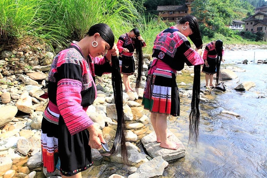 Phụ nữ Dao Đỏ ở làng Hoàng Lạc chải tóc bên suối