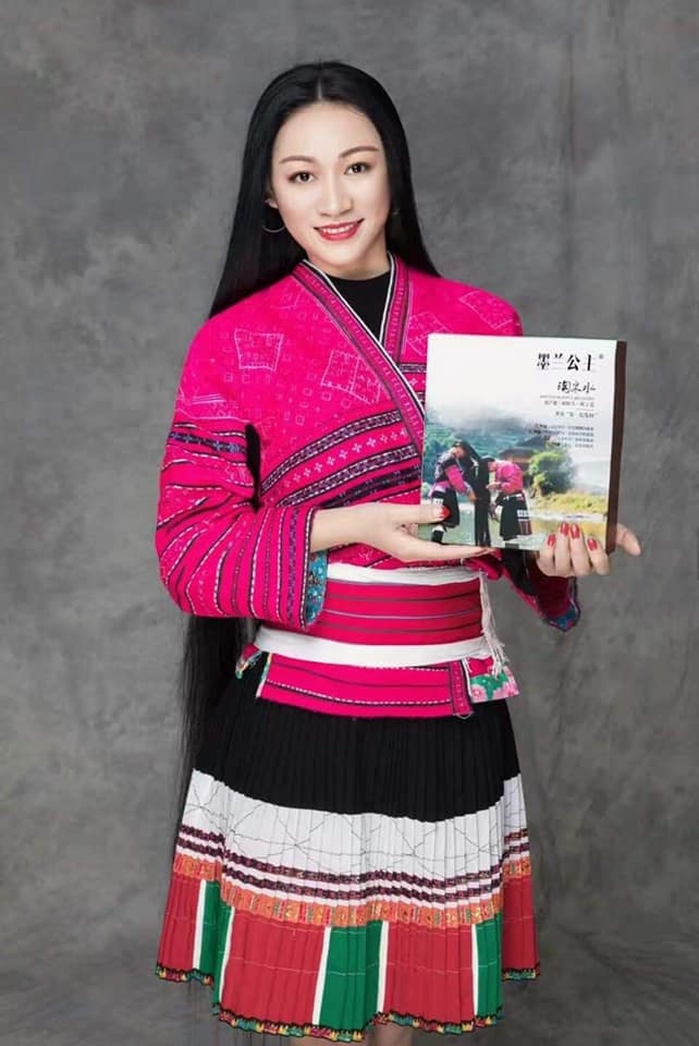 Một cô gái Dao Đỏ giới thiệu về "đặc sản" tóc mây của làng Hoàng Lạc