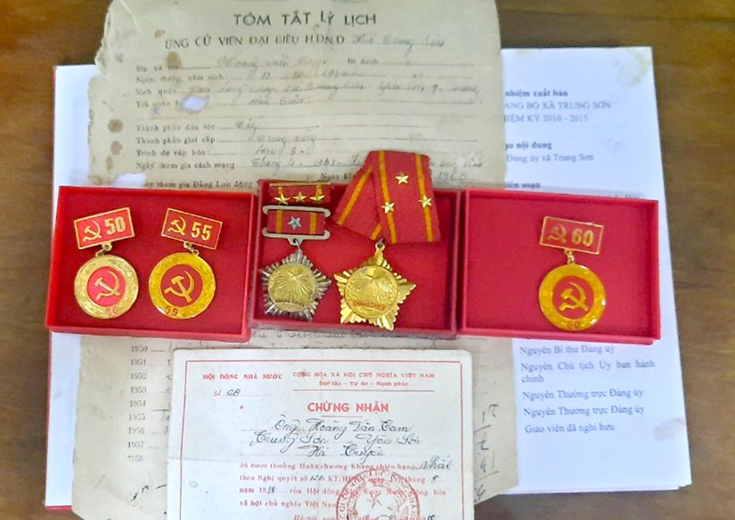 Những tấm huy chương của ông Hoàng Văn Tam, thôn Làng Chạp, xã Trung Sơn (Yên Sơn).