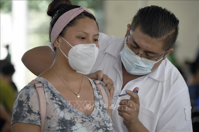 Tiêm vaccine COVID-19 cho người dân tại Mexico City, Mexico. Ảnh: AFP/TTXVN