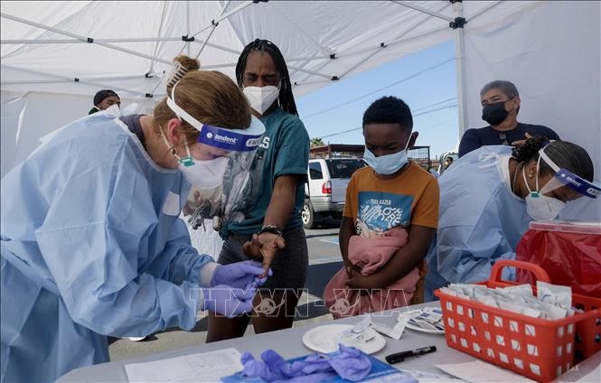 Nhân viên y tế lấy mẫu xét nghiệm COVID-19 tại Los Angeles, California, Mỹ. Ảnh: AFP/TTXVN
