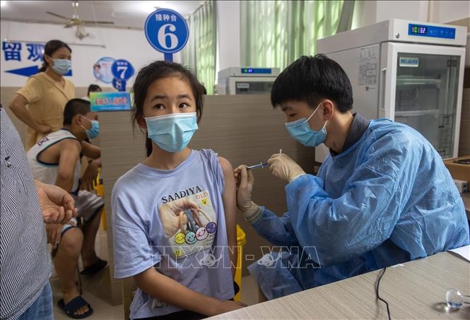Tiêm vaccine COVID-19 cho người dân tại tỉnh Chiết Giang, Trung Quốc ngày 12/8/2021. Ảnh: THX/TTXVN