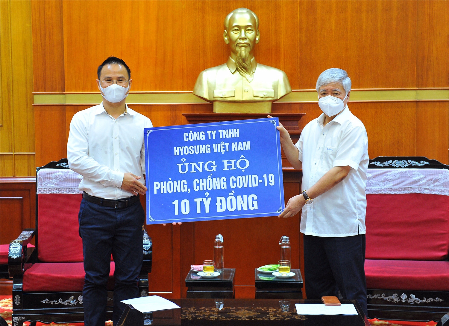 Bí thư Trung ương Đảng, Chủ tịch Ủy ban Trung ương MTTQ Việt Nam Đỗ Văn Chiến tiếp nhận ủng hộ từ các cá nhân, doanh nghiệp