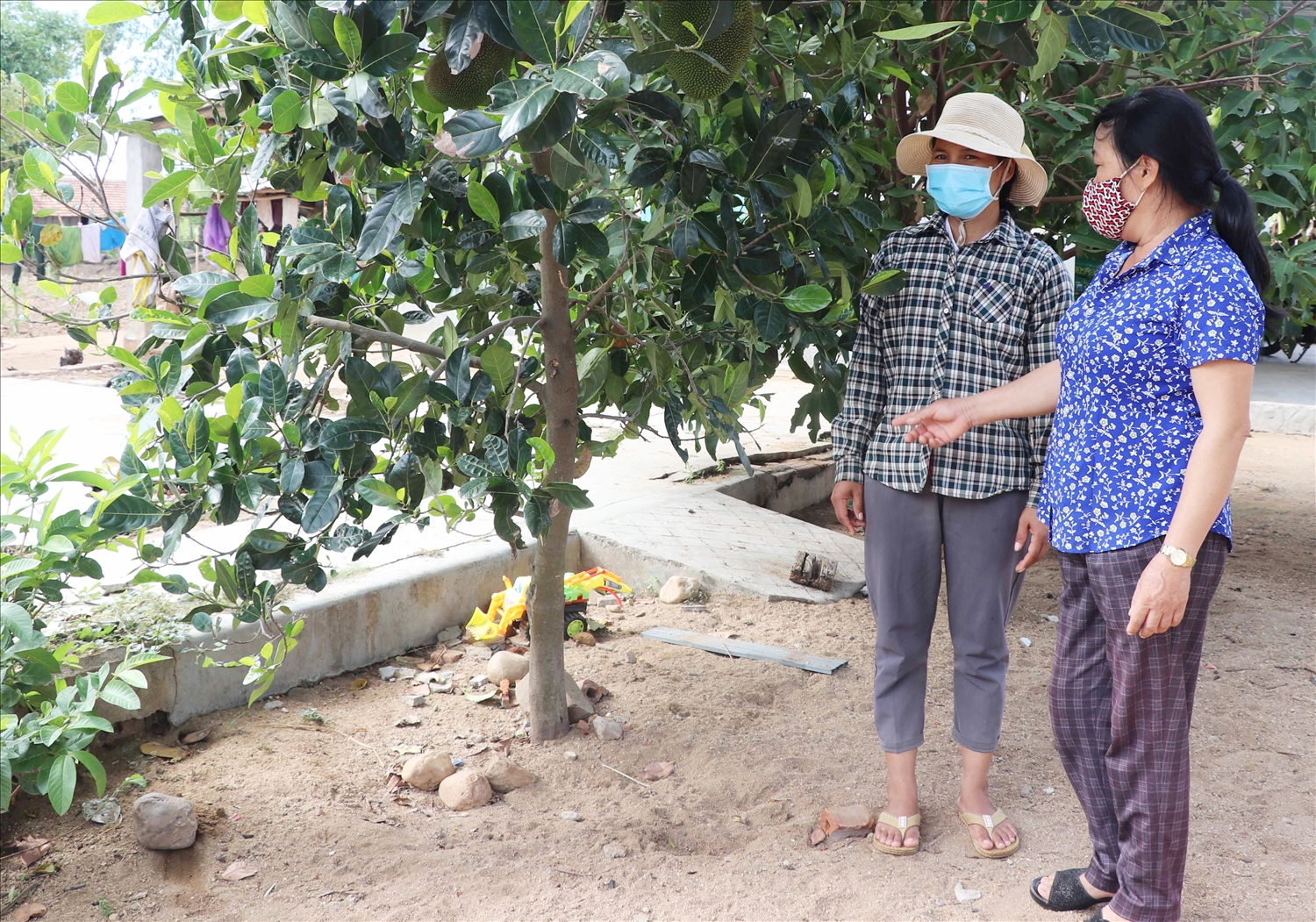 Hội viên, phụ nữ xã Kông Pla (huyện Kbang) chia sẻ kinh nghiệm sử dụng nguồn tiền tiết kiệm để đầu tư trong trồng trọt, chăn nuôi