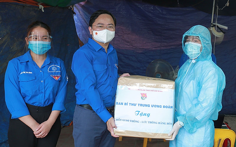 Bí thư thứ nhất Trung ương Đoàn Nguyễn Anh Tuấn thăm hỏi, trao quà động viên các y bác sĩ, thanh niên tình nguyện tại chốt kiểm soát dịch bệnh.